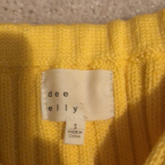 Dee Elly Yellow Knit V-Kneck Top size small - Picture 3 of 5